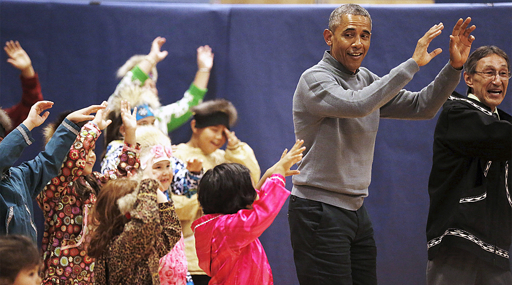 Барак Обама во время исполнения традиционного танца с детьми на Аляске, 2015 год