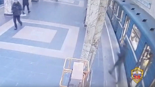 Пьяный пассажир метро украл телефон у школьницы. Видео