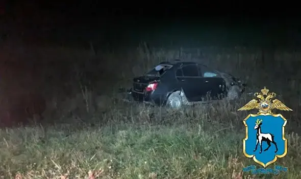 На трассе в Самарской области водитель без прав перевернул свою машину