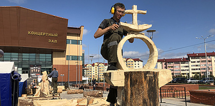 Вдохновленные Севером: как мастера по дереву со всей России создают скульптуры на Ямале