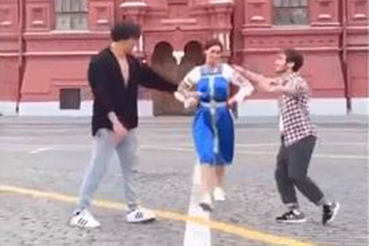 Россиянка, кореец и азербайджанец станцевали на Красной площади