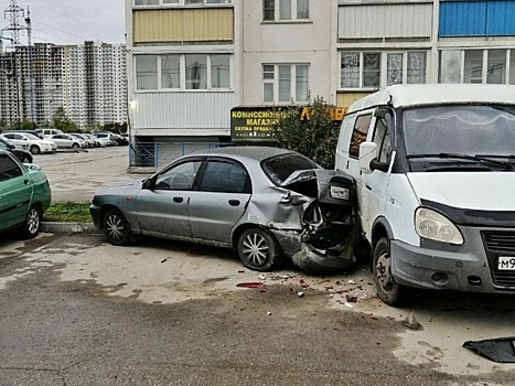 В Новосибирске водитель белой Kia устроил массовое ДТП с участием 6 автомобилей