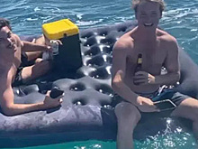 Пьяных туристов унесло в открытое море на надувном матрасе