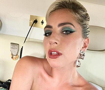 Леди Гага в гигантской шляпе-«медузе» устроила эффектное дефиле по Манхэттену