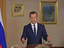 Медведев: Кабмин выделит 80 млрд рублей на поддержку промышленности