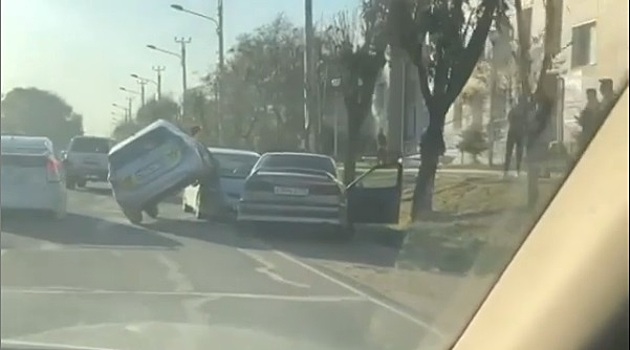 Необычное ДТП в Приморье: такси заехало двумя колёсами на иномарку