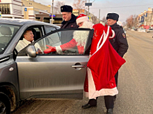 В Самарском регионе сотрудники полиции в рамках Всероссийской акции «Полицейский Дед Мороз» поздравили участников дорожного движения
