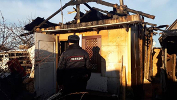 Сотрудники полиции в Свердловской области вынесли из горящего дома мужчину, находившегося без сознания