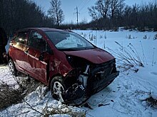 Возле поселка Краснощеково легковушка съехала в кювет и перевернулась