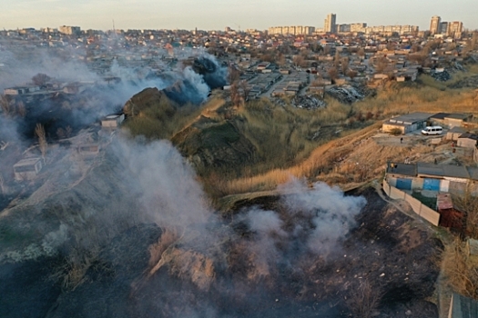На западе Волгограда потушили крупный ландшафтный пожар