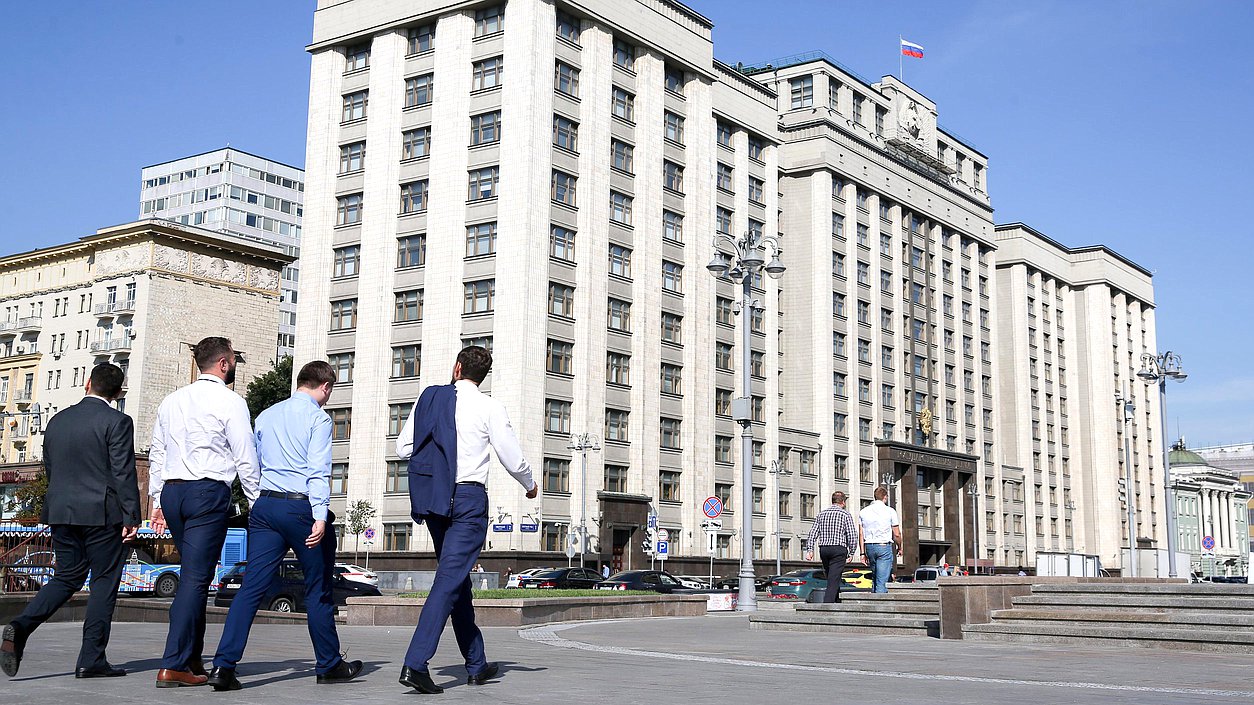 В ГД внесли законопроект о штрафах за незаконное размещение на проезжей части мусорных контейнеров