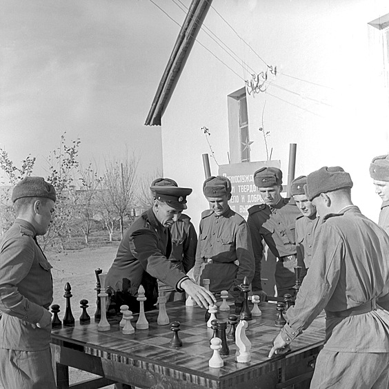 Пограничники Н-ской заставы в часы досуга, 1966.