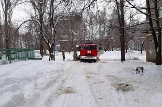 В Воронеже пожарным, ехавшим на вызов, пришлось откапывать машину из снега