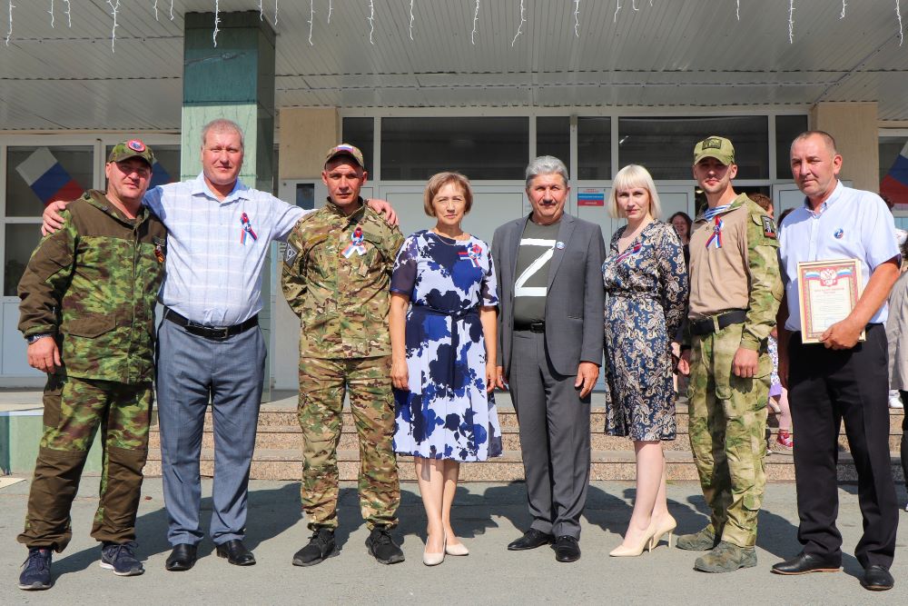 Глава Еткульского района наградил волонтеров за помощь бойцам СВО