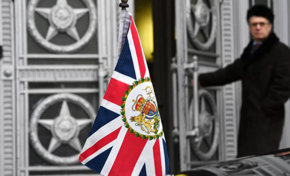 Британские дипломаты ответили на плакат с Джонсоном в женской одежде