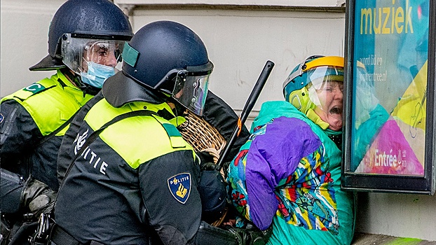 Полиция Нидерландов задержала 150 человек во время беспорядков 