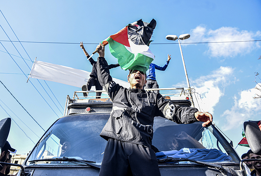 Сторонники сирийской оппозиции в Ливане празднуют свержение Башара Асада