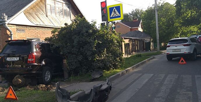 В Ростове машина влетела в столб после ДТП