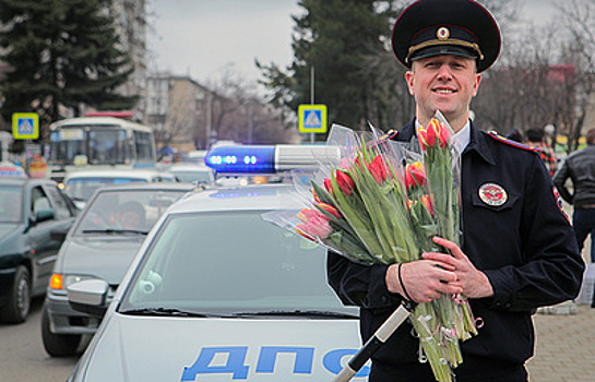 Автоинспекторы в Минеральных Водах провели акцию "Цветочный патруль"