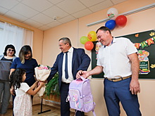 Председатель Думы Астраханской области Игорь Мартынов вручил портфели будущим первоклассникам Камызякского района