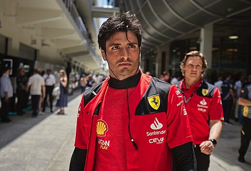 «Ходят слухи, что Ferrari будут искать ему замену»: Петров — о перспективах Сайнса