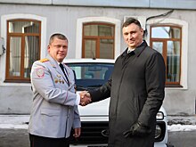 Мэр Руслан Болотов передал МУ МВД РФ «Иркутское» автомобиль «Нива», поздравив сотрудников полиции с профессиональным праздником