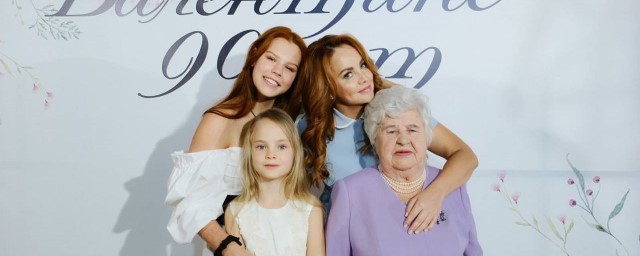 Певица МакSим устроила сюрприз для всей семьи на 90-летие бабушки
