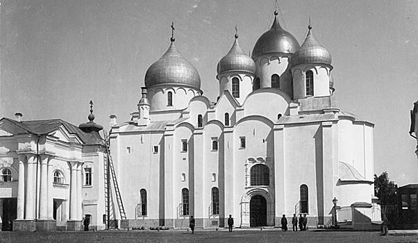 Почему Великий Новгород, призвавший Рюрика, не стал столицей России