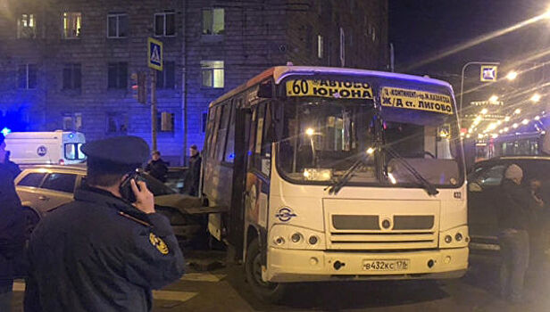 Женщина выпала из автобуса на ходу в Петербурге