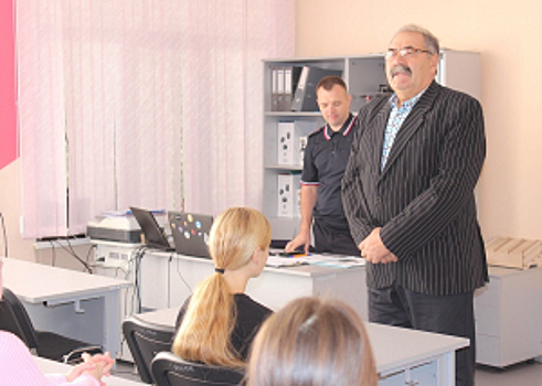 В Самарском регионе сотрудники полиции и ветераны МВД провели для школьников урок «Разговоры о важном»