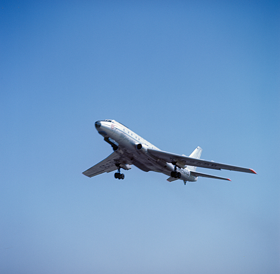 Ту-104 – первый советский пассажирский самолёт на реактивной тяге. Самолет поднялся в воздух в 1955 году. За годы производства авиазаводы построили 205 экземпляров лайнера. Опыт создания Ту-104 был впоследствии использован КБ Туполева при проектировании Ту-134