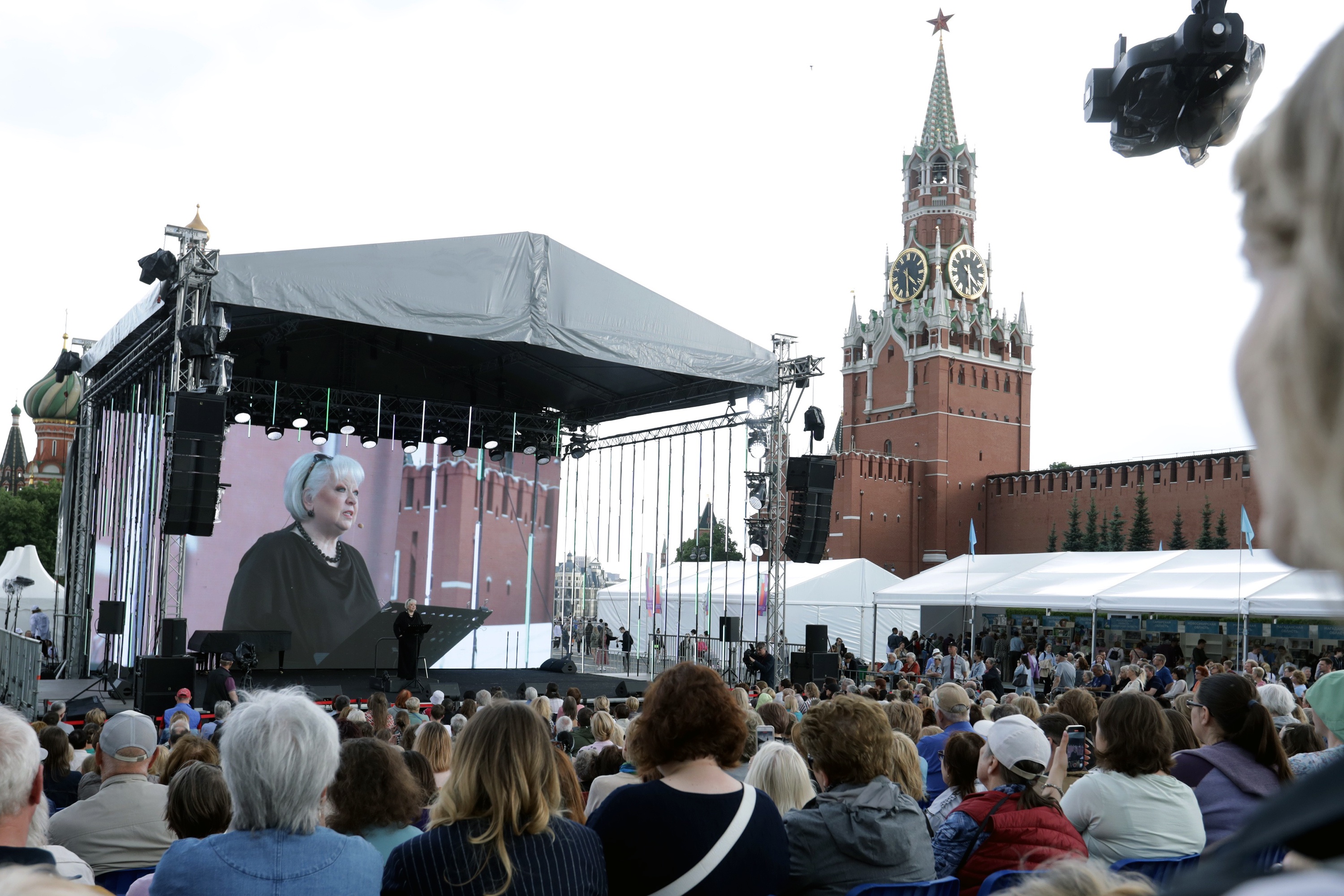 Книжный праздник на Красной площади вопреки непогоде — в разгаре