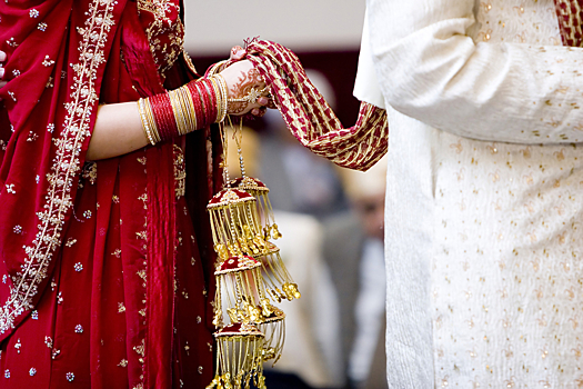 В Индии прошла массовая свадебная церемония с участием 150 пар