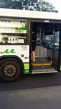 В Калининграде автобус вёз пассажиров, не закрывая двери (фото)