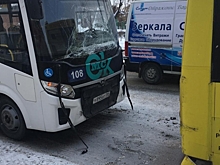 В Омске из-за женщины-водителя столкнулись два автобуса