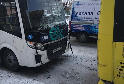В Омске из-за женщины-водителя столкнулись два автобуса