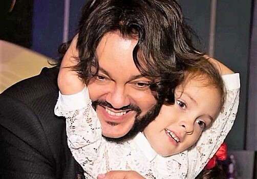 Филипп Киркоров показал свою 8-летнюю дочь с объемными косами и ярким макияжем