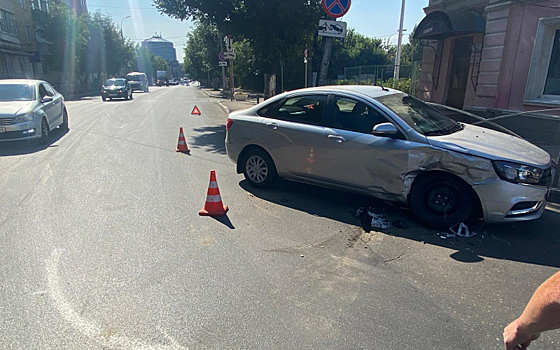 В центре Рязани в ДТП с двумя легковушками пострадала пенсионерка