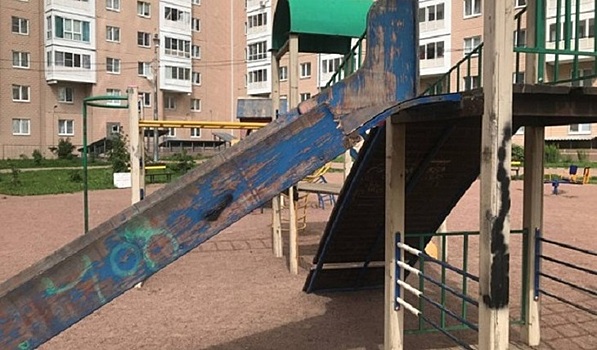 При попустительстве Смольного на неотремонтированных площадках травмируются юные петербуржцы