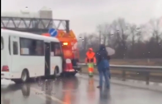 В Краснодаре маршрутка протаранила дорожную машину