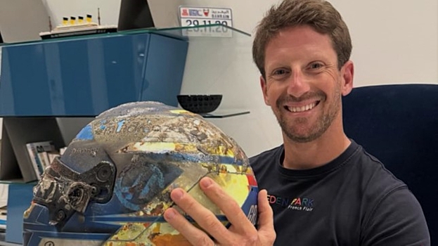 Экс-гонщик Грожан показал шлем после аварии 2020 года