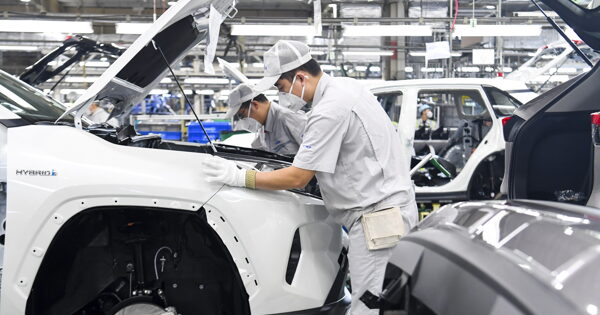 В Китае возобновили работу заводы Toyota, Volkswagen и Tesla