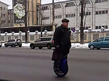 Разьезжающий по Воронежу в мороз на моноколесе дедушка попал на видео
