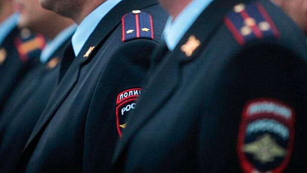 Полицейского в Красноярске лишили премии за улыбку на совещании
