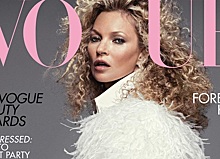 «Красота сфинкса»: Кейт Мосс в облаке из перьев и блейзере на голое тело стала героиней обложек Vogue
