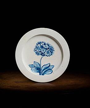 Тарелку с цветком с чердака оценили в два миллиона рублей