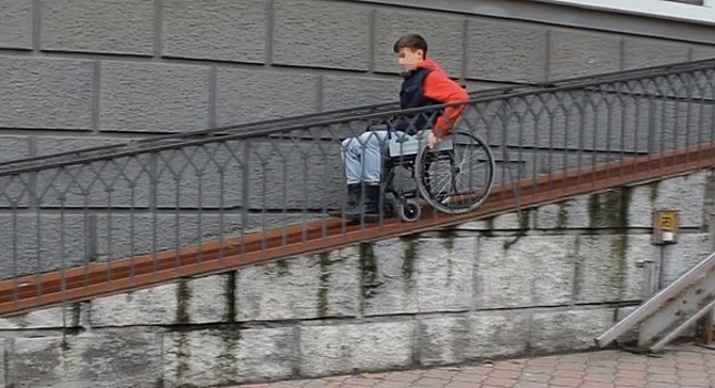 "Пандусы-убийцы": калининградские волонтёры проверили, легко ли передвигаться по городу в инвалидной коляске