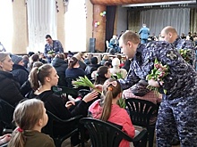 Росгвардейцы в Подмосковье поздравили беженцев из Донбасса с 8 Марта