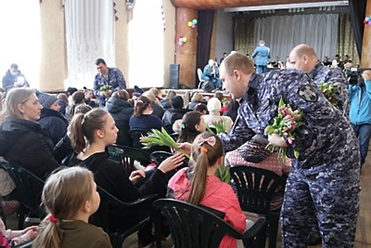 Росгвардейцы в Подмосковье поздравили беженцев из Донбасса с 8 Марта