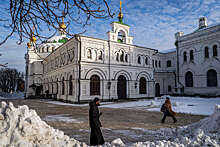 Раскольники начали богослужение в Киево-Печерской лавре, прихожане УПЦ молятся на улице